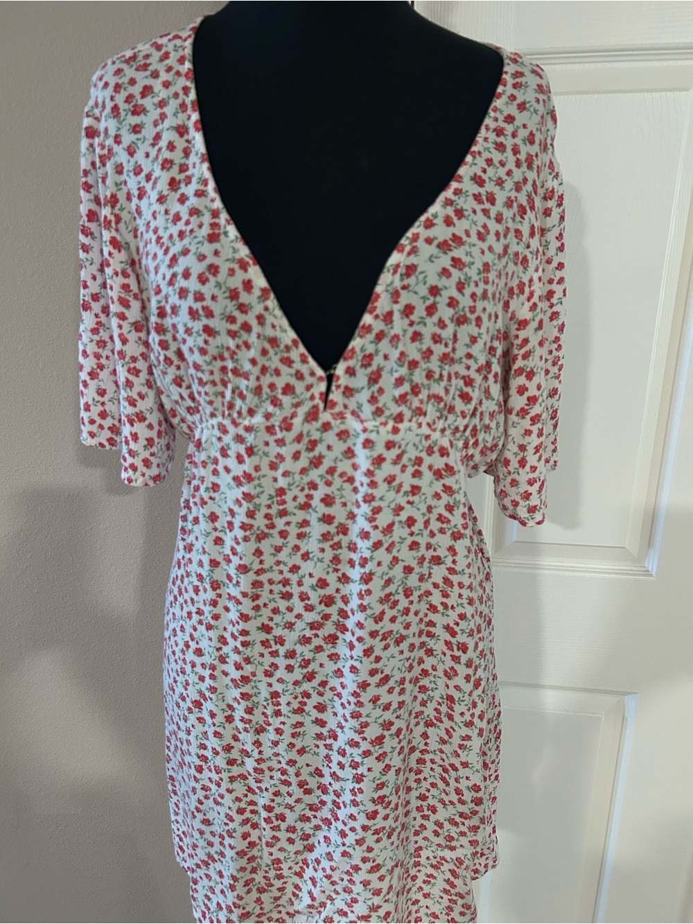 Floral V-Neck Mini Dress in Red and White Billabong label size medium